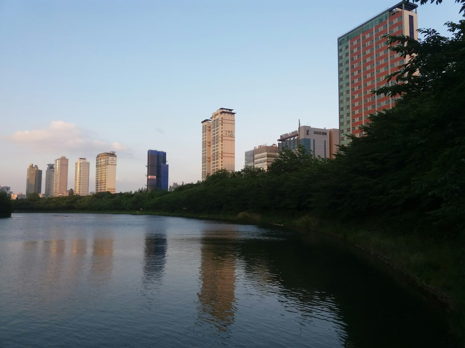 Seokchon Lake